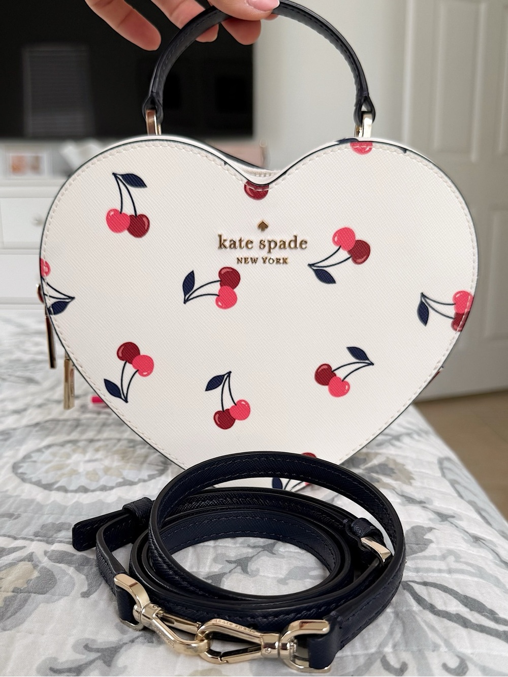 AUTHENTIC Kate Spade Love Shack Cherry Heart Crossbody WHITE Pink - Picture 2 of 7